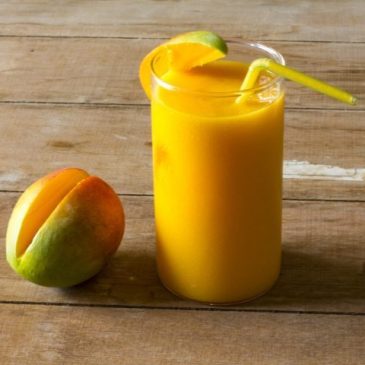 Żółte smoothie (mango, ananas) – ile kalorii i dietetyczny przepis