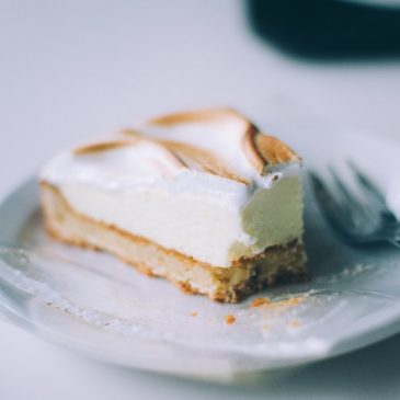 Sernik – kalorie i waga deseru